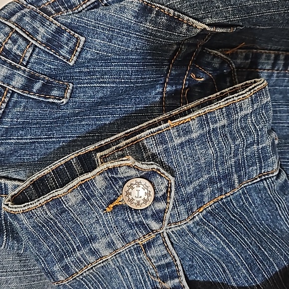 Women's Cropped Denim Jacket Button Down - Picture 4 of 5